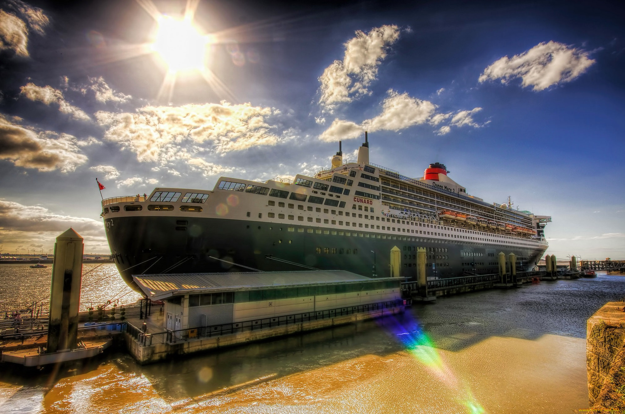 Queen mary 2. Круизный лайнер Queen Mary 2. Круизный лайнер Queen Mary.